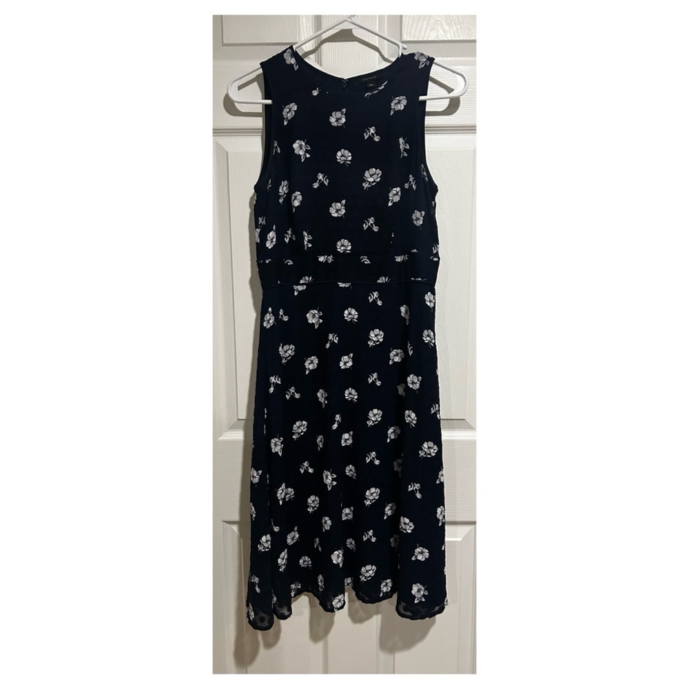 NWOT Ann Taylor Women’s Floral Sleeveless Dress - Navy and White Sz. 4 - Picture 1 of 9